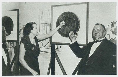 Charles Garner segretario della National Darts Association  e Lady Hart Dyke - Febbraio 1938